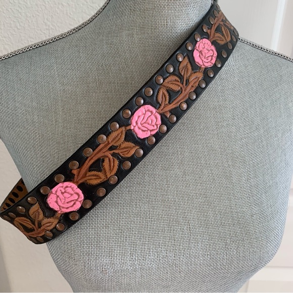 BUNKHOUSE Bling studded belt with black background accented with roses/leaves - Picture 4 of 13